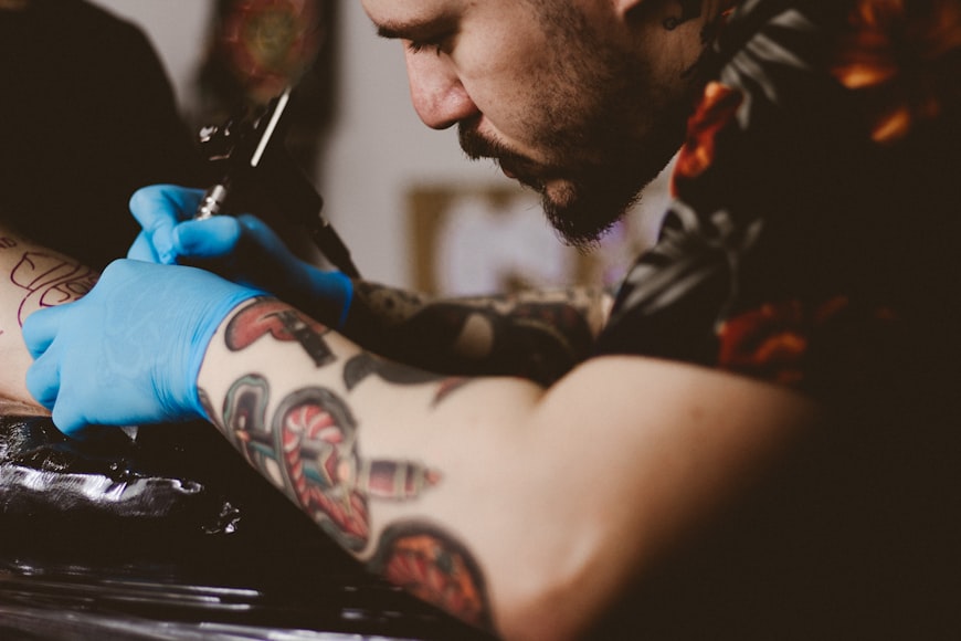 ¿De qué está hecho un kit de tatuaje?